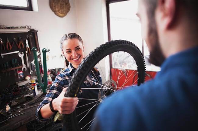 Des réparateurs de vélo