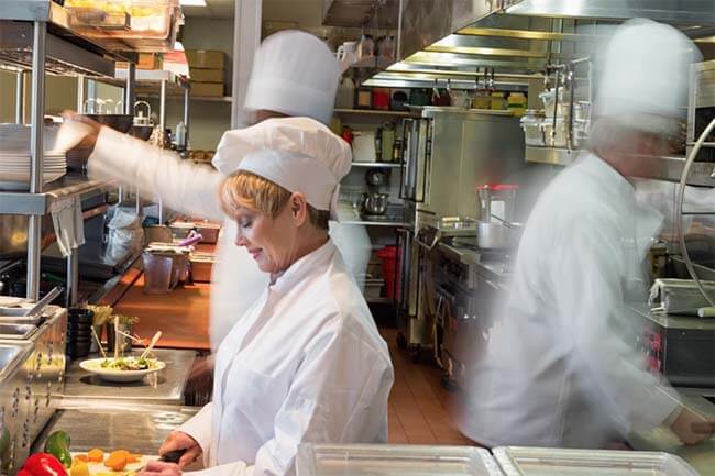 Des cuisiniers dans un restaurant